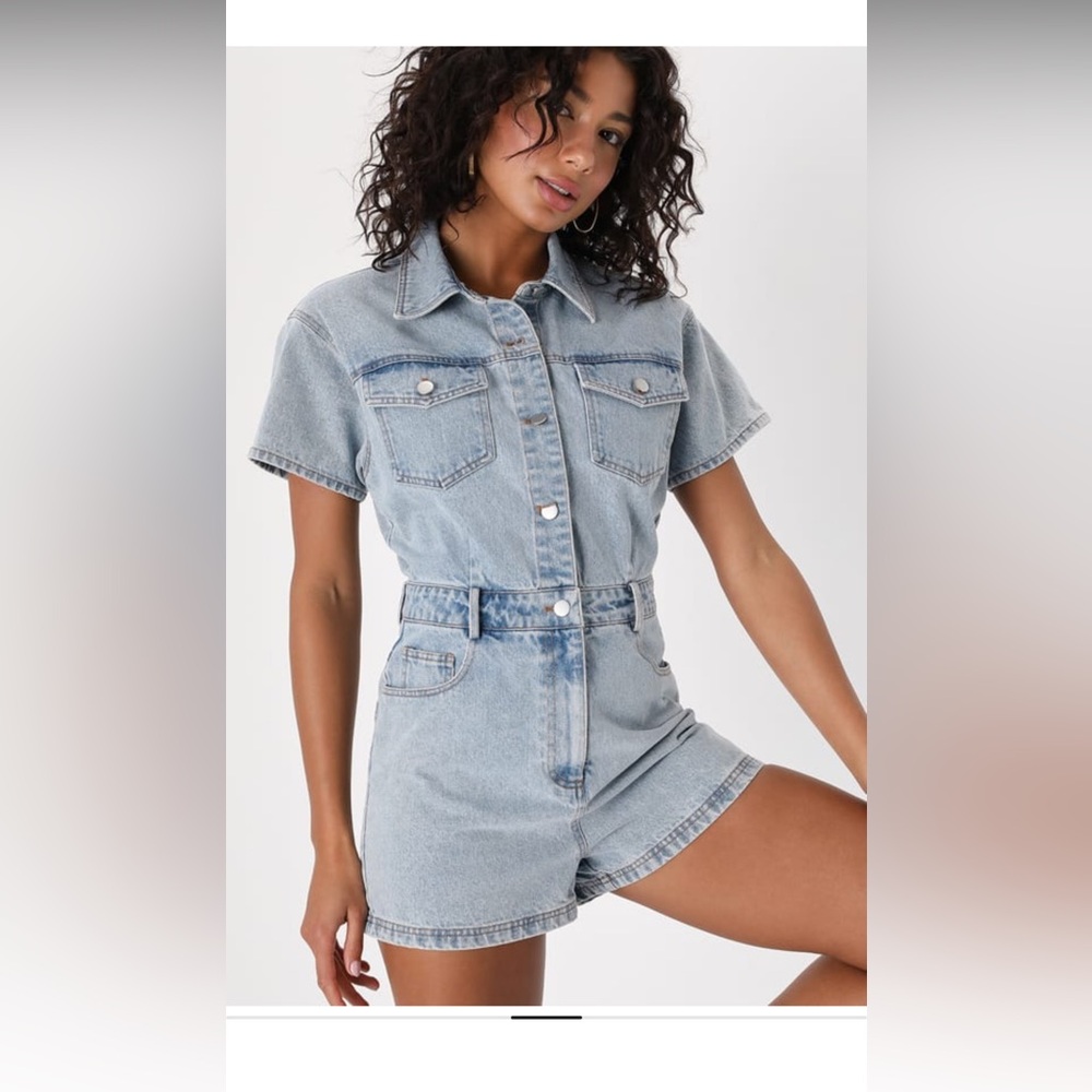 Lulu’s Festival Feelin’ Light Wash Short Sleeve Denim Romper
